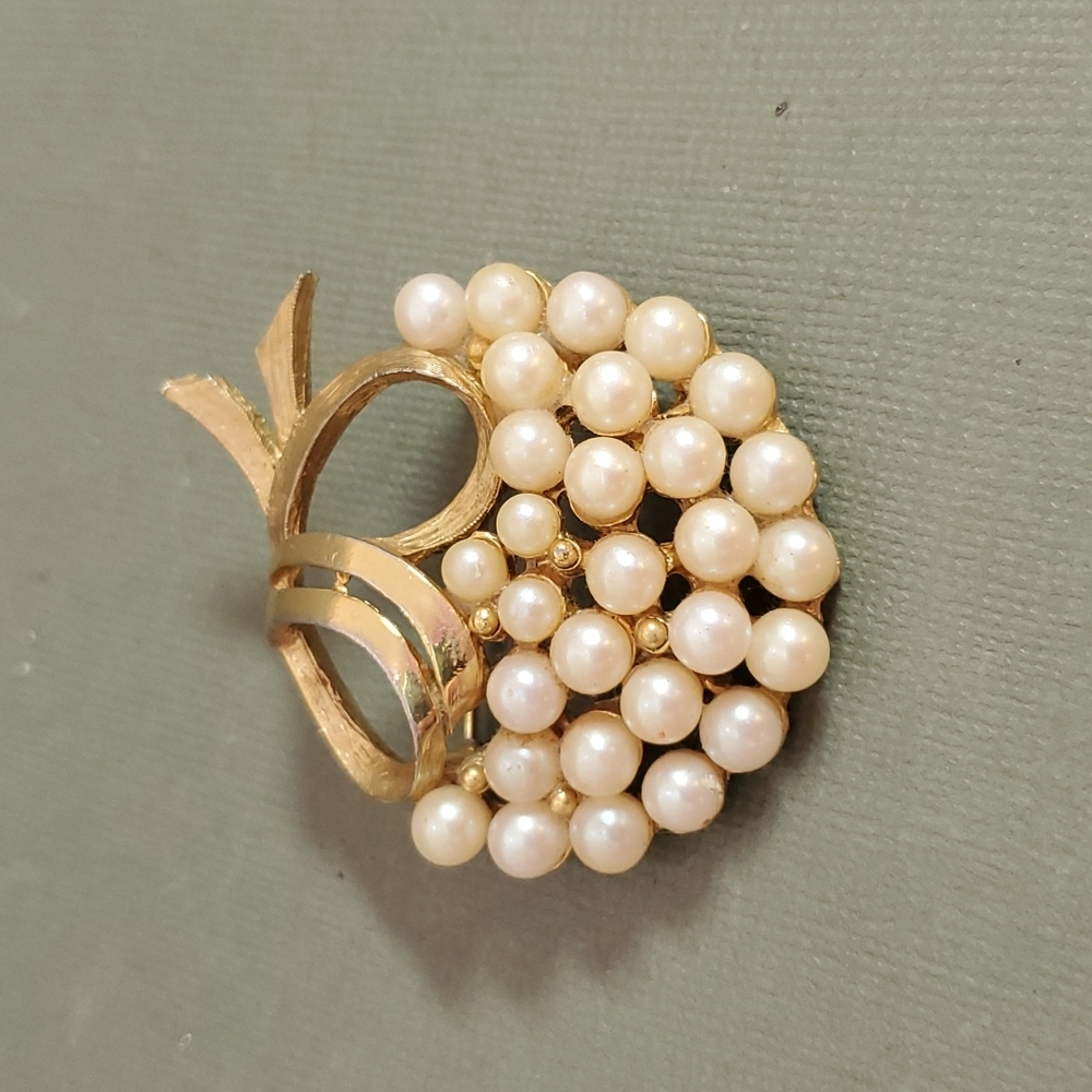 Vintage pearl floral brooch pin jewelry